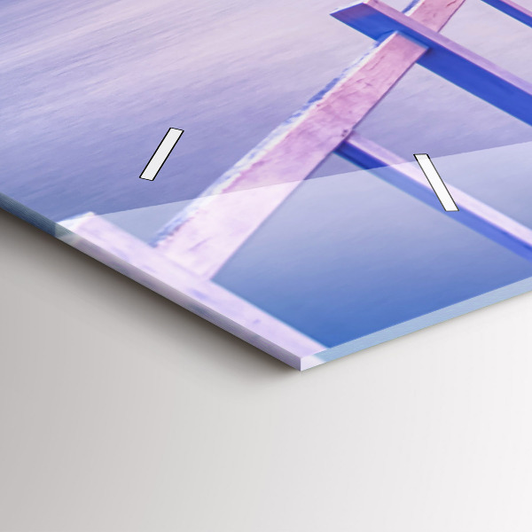 Horizontale Uhr Brücke im Hafen am Abend