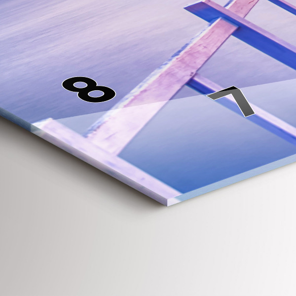 Horizontale Uhr Brücke im Hafen am Abend