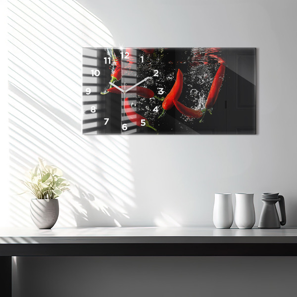 Horizontale Uhr Peperoni im Wasser