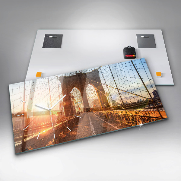 Horizontale Uhr Brooklyn-Brücke NYC