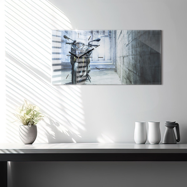 Horizontale Uhr mit motiv Motorrad in einer Gasse