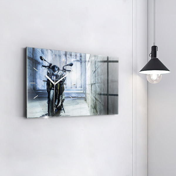 Horizontale Uhr mit motiv Motorrad in einer Gasse