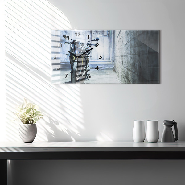 Horizontale Uhr mit motiv Motorrad in einer Gasse