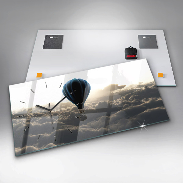 Horizontale Uhr Luftballon am Himmel