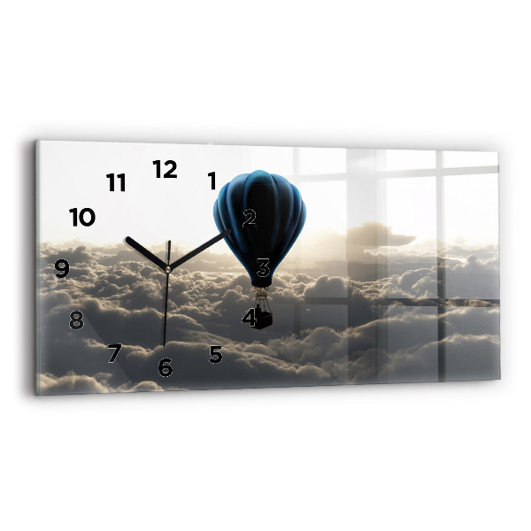 Horizontale Uhr Luftballon am Himmel