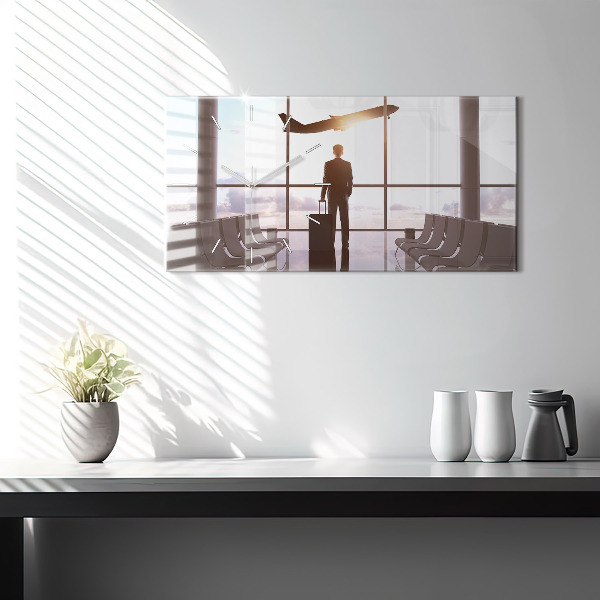 Horizontale Uhr Mann auf dem Flughafen