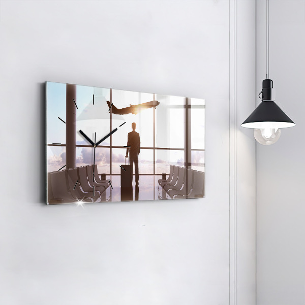 Horizontale Uhr Mann auf dem Flughafen