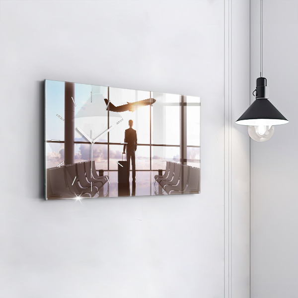 Horizontale Uhr Mann auf dem Flughafen