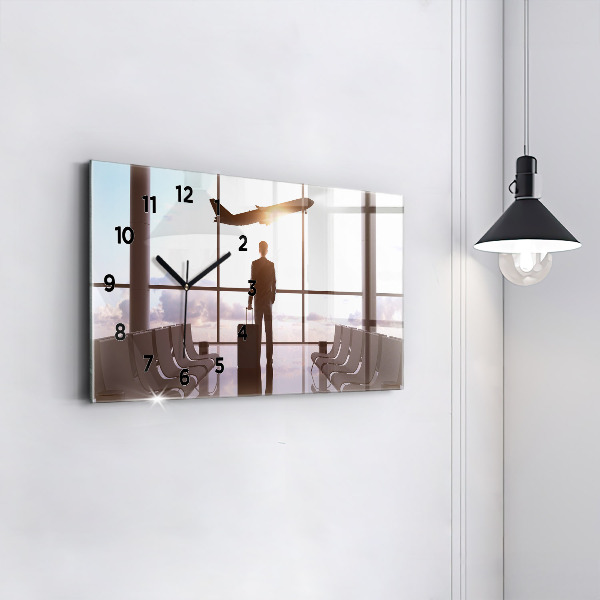 Horizontale Uhr Mann auf dem Flughafen