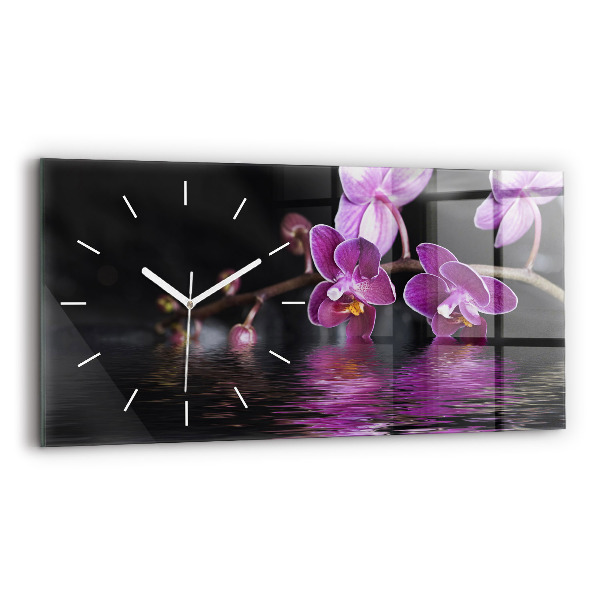 Horizontale Uhr Orchideenblüte auf dem Wasser