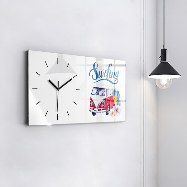 Horizontale Uhr Auto und Schild Surfen