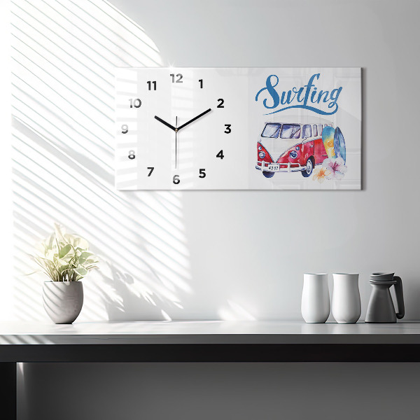 Horizontale Uhr Auto und Schild Surfen