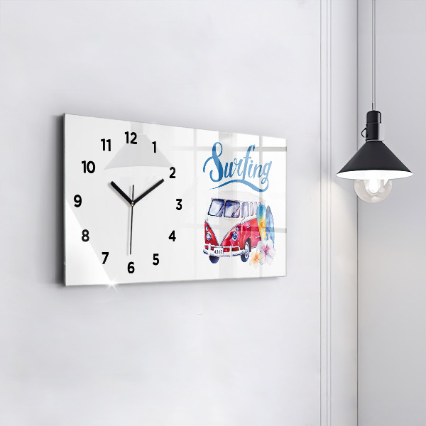 Horizontale Uhr Auto und Schild Surfen