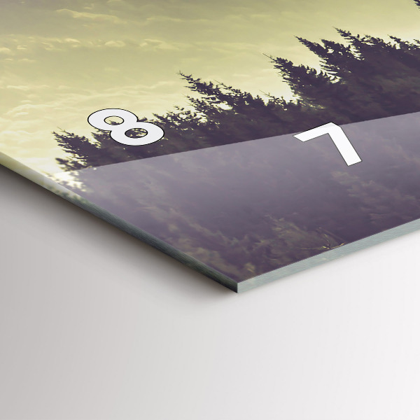 Horizontale Uhr Neblige Berghänge