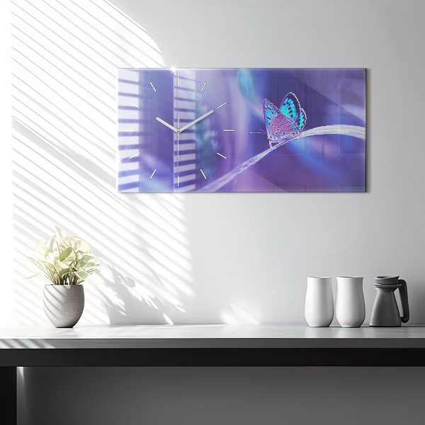 Horizontale Uhr Schmetterling auf Gras