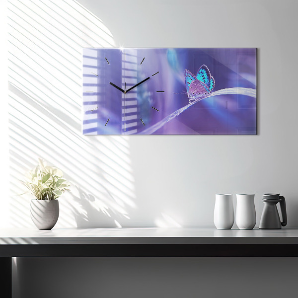 Horizontale Uhr Schmetterling auf Gras