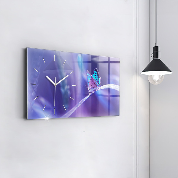 Horizontale Uhr Schmetterling auf Gras