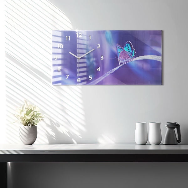 Horizontale Uhr Schmetterling auf Gras