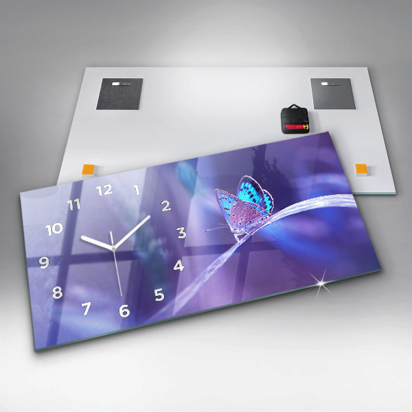 Horizontale Uhr Schmetterling auf Gras