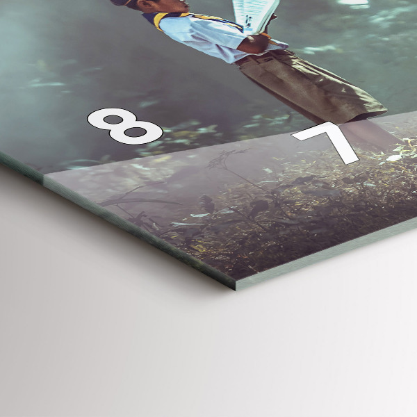 Horizontale Uhr Junge liest ein Buch