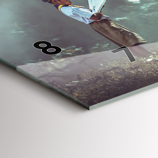 Horizontale Uhr Junge liest ein Buch