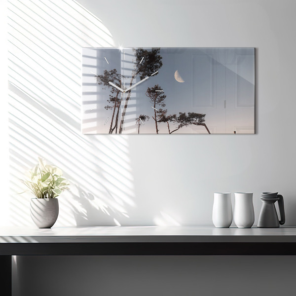 Horizontale Uhr Mondsichel und Bäume