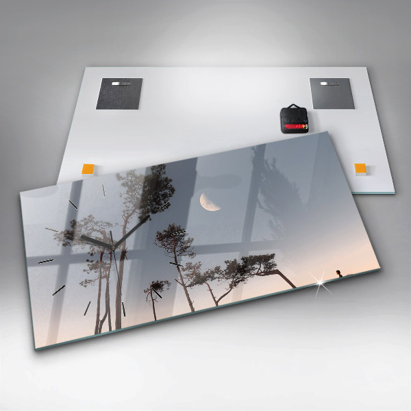 Horizontale Uhr Mondsichel und Bäume