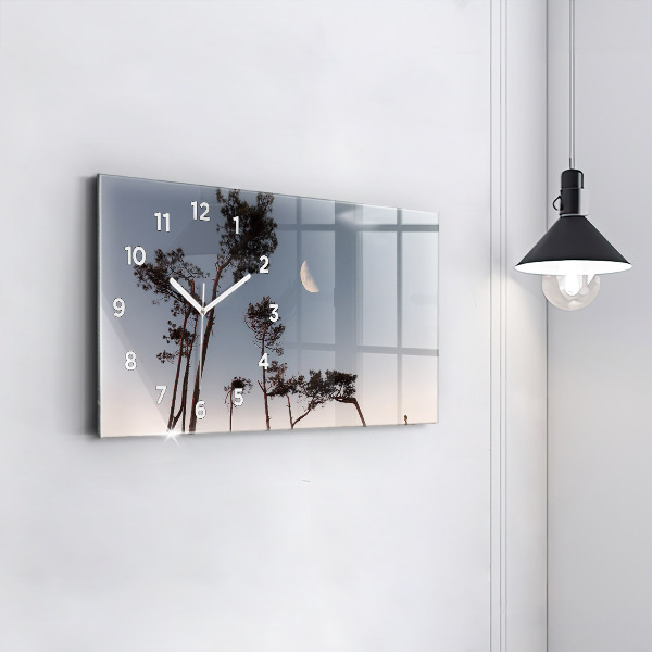 Horizontale Uhr Mondsichel und Bäume