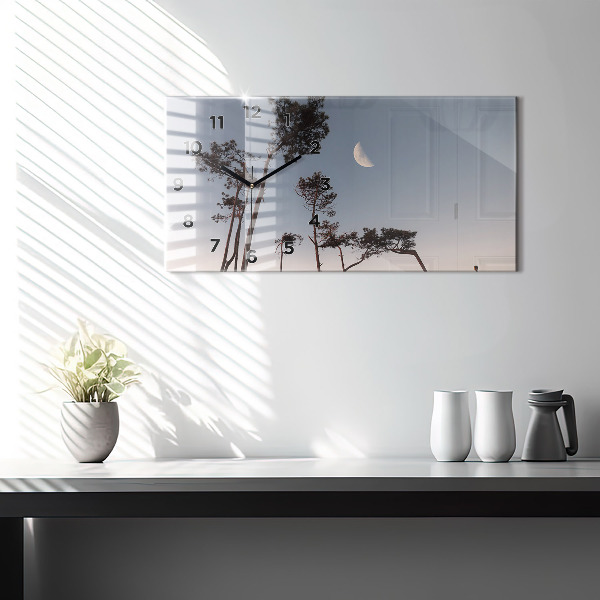 Horizontale Uhr Mondsichel und Bäume