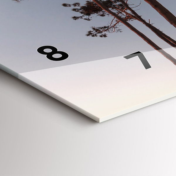 Horizontale Uhr Mondsichel und Bäume