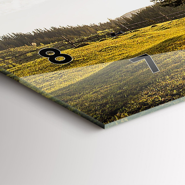 Horizontale Uhr mit motiv Baum auf einem Hügel