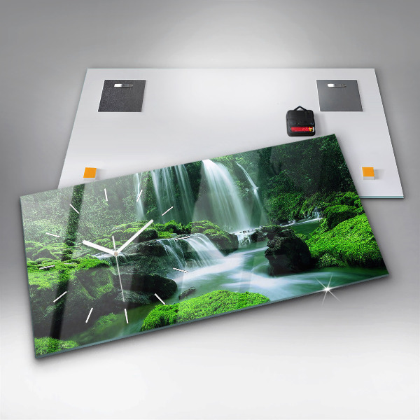 Horizontale Uhr Wasserfall zwischen Moos