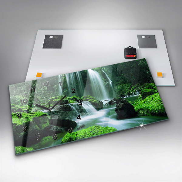 Horizontale Uhr Wasserfall zwischen Moos