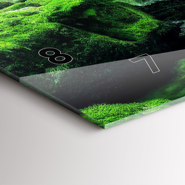 Horizontale Uhr Wasserfall zwischen Moos