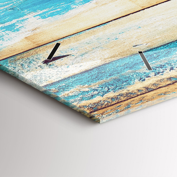 Horizontale Uhr Zerkratztes Holz