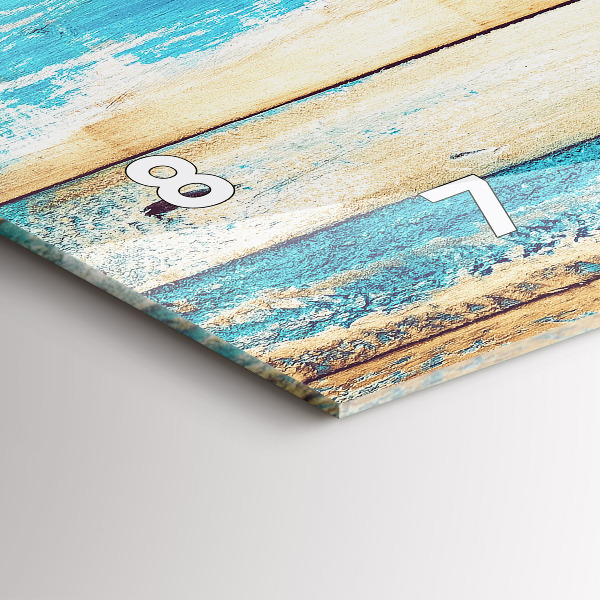 Horizontale Uhr Zerkratztes Holz