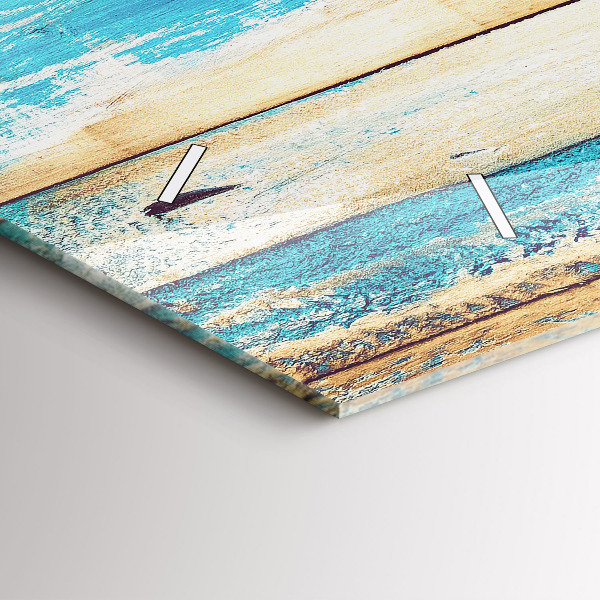 Horizontale Uhr Zerkratztes Holz