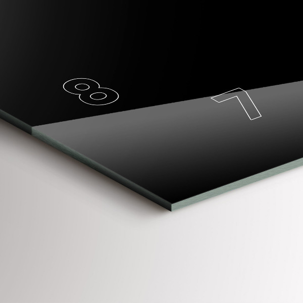 Horizontale Uhr Tasse mit schwarzem Kaffee