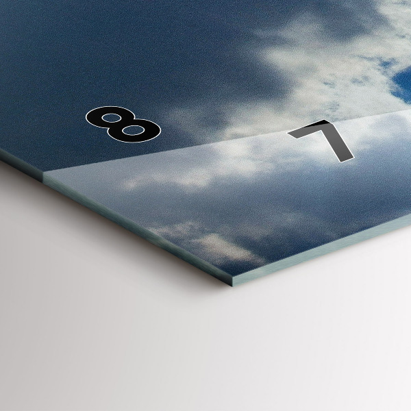 Horizontale Uhr Polnische Flagge gegen den Himmel