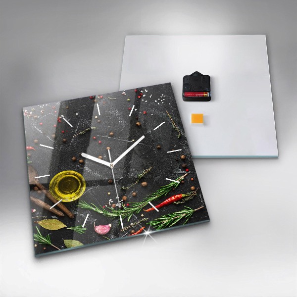 Wanduhr modern quadratisch Gewürze auf der Tischplatte
