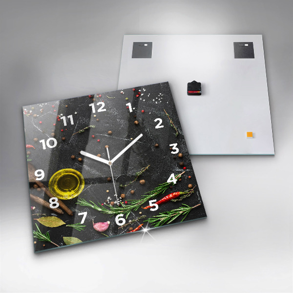Wanduhr modern quadratisch Gewürze auf der Tischplatte