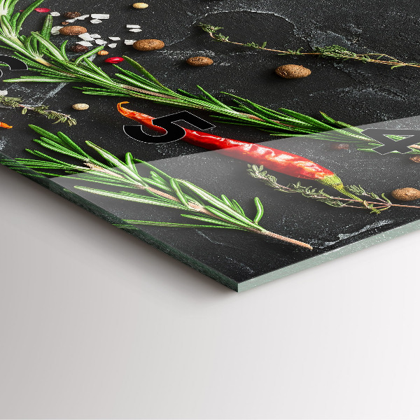 Wanduhr modern quadratisch Gewürze auf der Tischplatte