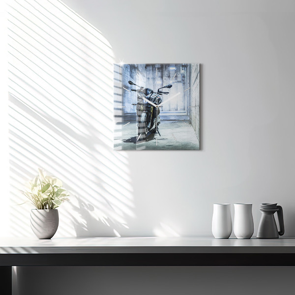 Wanduhr modern quadratisch Motorrad in einer Gasse