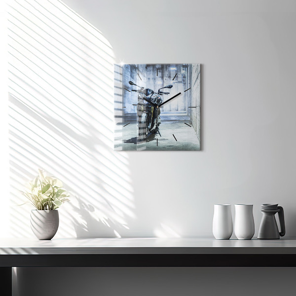 Wanduhr modern quadratisch Motorrad in einer Gasse