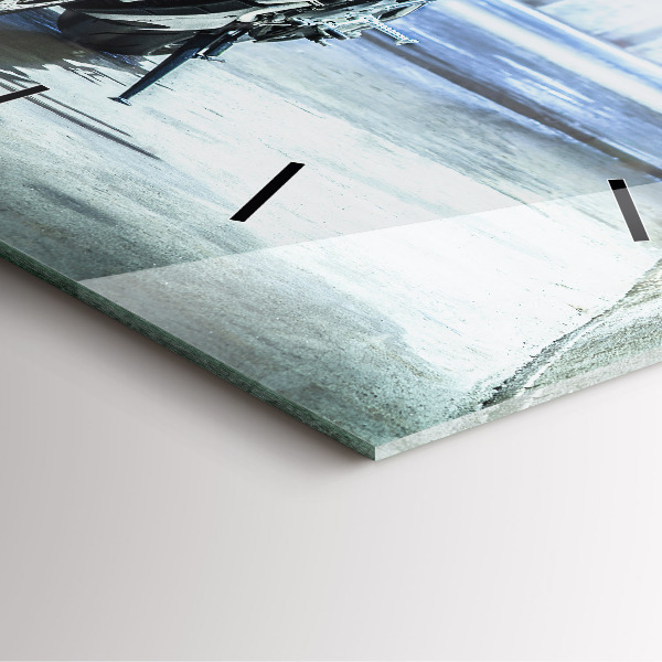 Wanduhr modern quadratisch Motorrad in einer Gasse