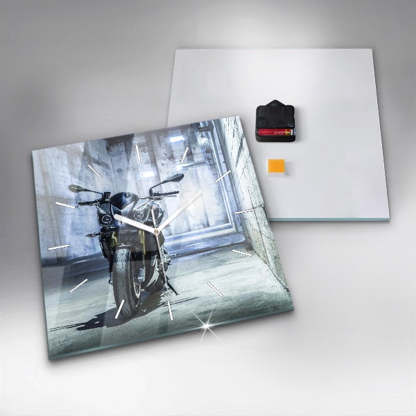 Wanduhr modern quadratisch Motorrad in einer Gasse