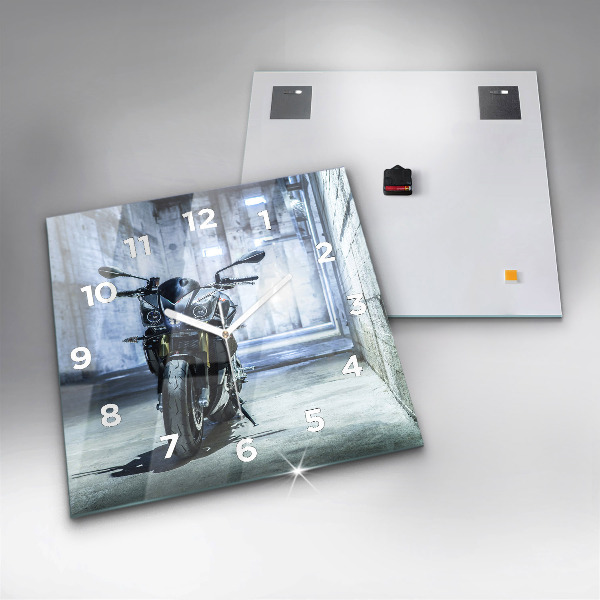 Wanduhr modern quadratisch Motorrad in einer Gasse