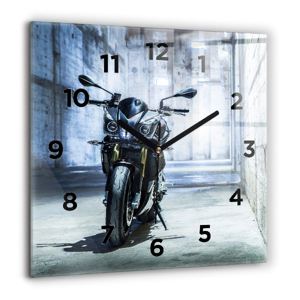 Wanduhr modern quadratisch Motorrad in einer Gasse