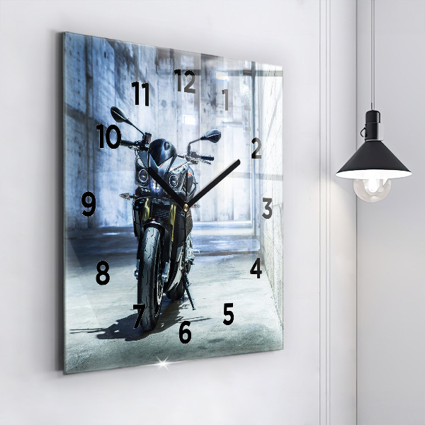 Wanduhr modern quadratisch Motorrad in einer Gasse