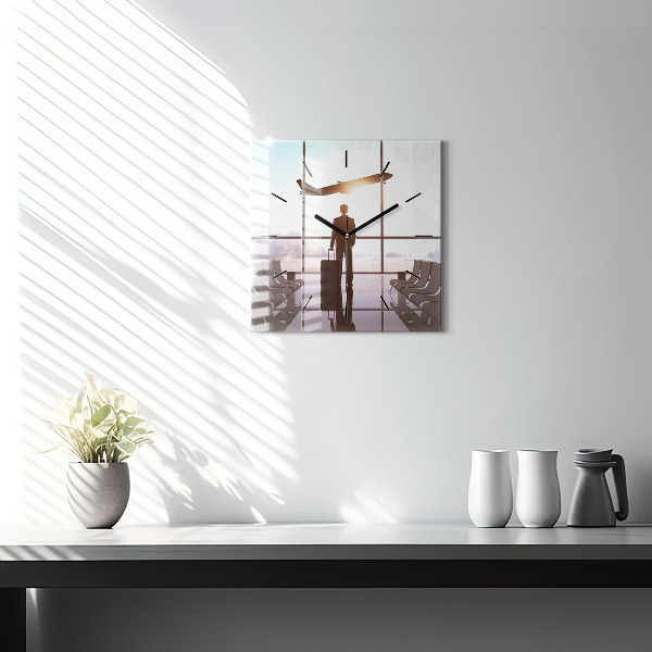 Wanduhr quadratisch Mann auf dem Flughafen